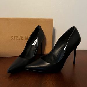 Brand new/Never worn Steve Madden Black Leather Pumps